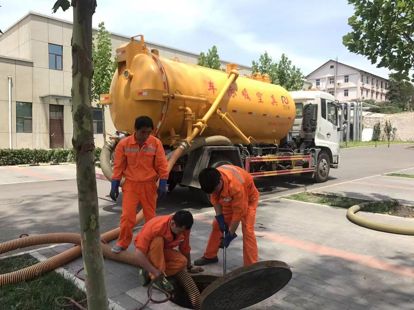 武山管道疏通车停在窨井附近